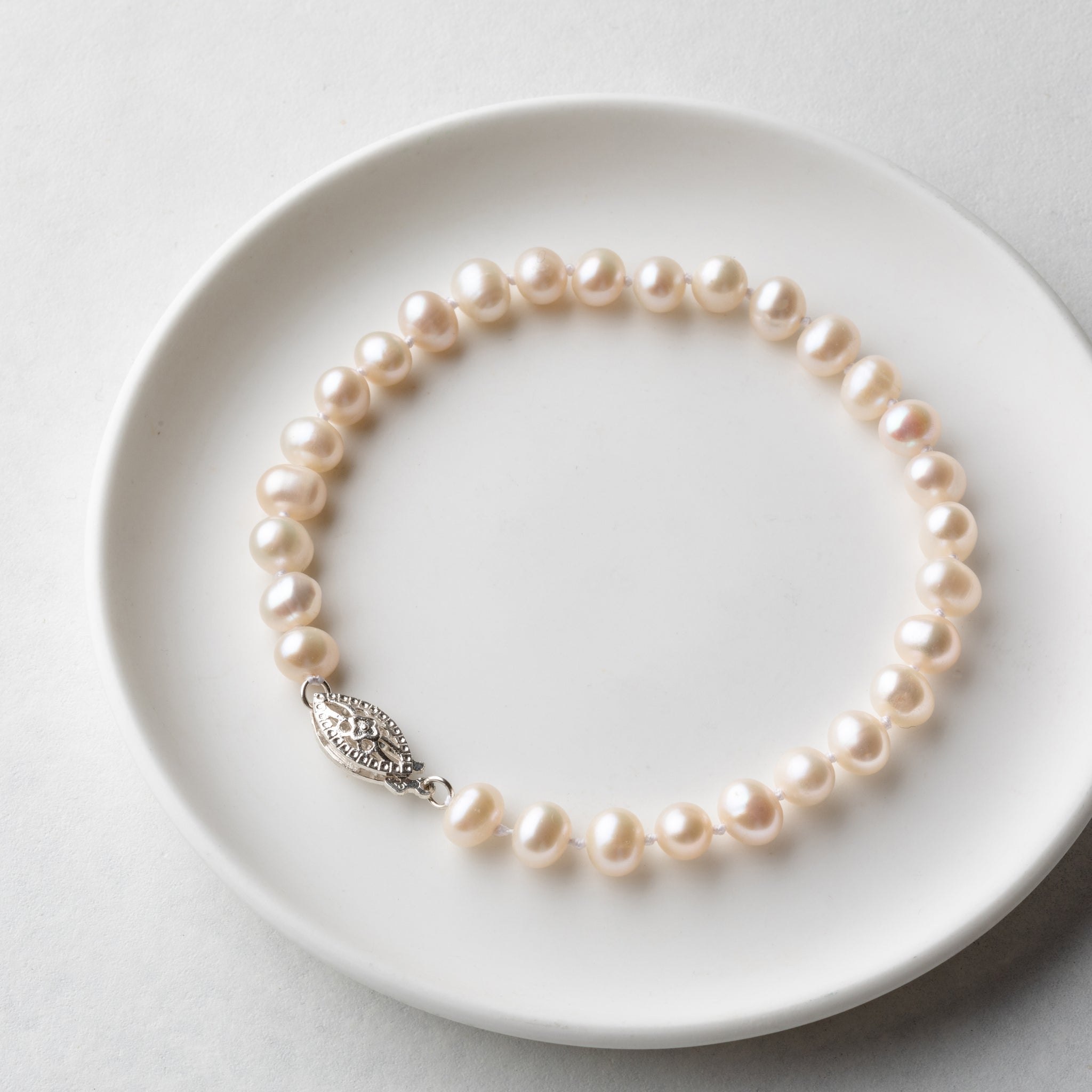 Sold at Auction: A South Sea Pearl Necklace w/ 14ct Gold Ball Clasp