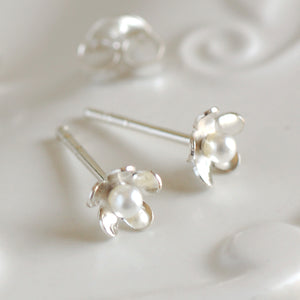 Dainty Daisy Stud Earrings